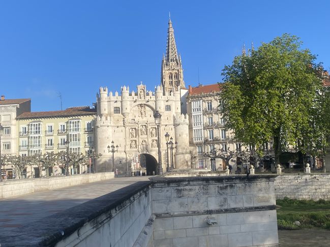 04/24/22 Burgos to Hornillos - Burgos old city gate
