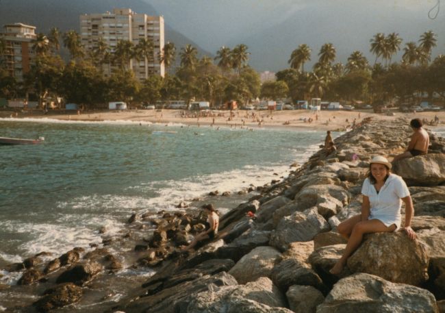 1983 Christmas: Leslie on a jetty at one of the La Guaira beaches
