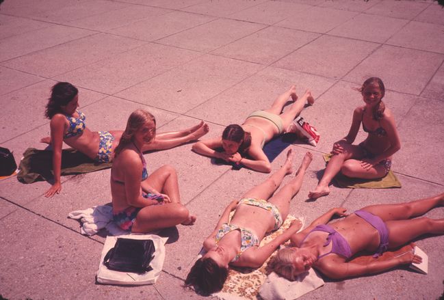 Public Pool in Avignon - American students
