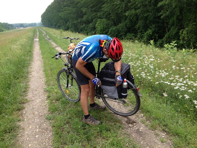 long, tough 30km stretch on muddy track on last full day in Serbia towards Bela Crkva
