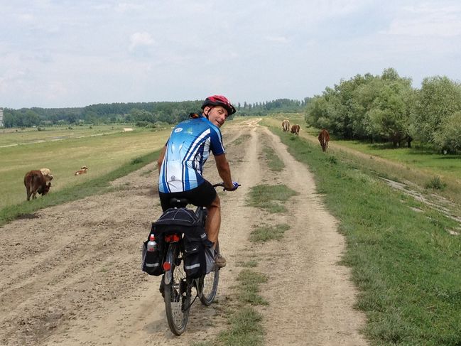long, tough 30km stretch on muddy track on last full day in Serbia towards Bela Crkva
