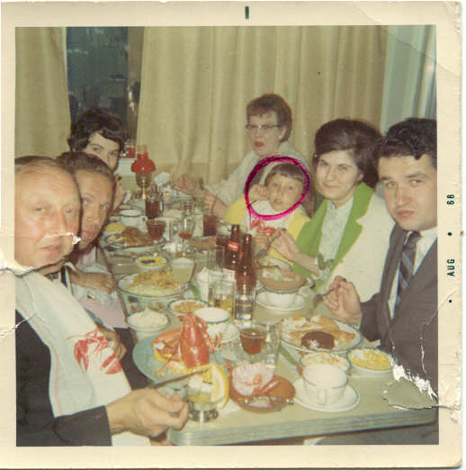 Family dinner at some restaurant, Ake, Uncle Paul, Lynne, Greta,Leslie, Christine and John Matthews
