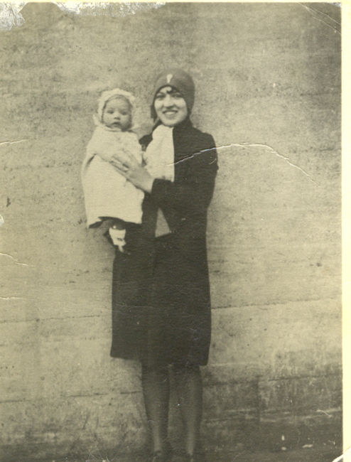 Greta Holman holding baby Ethelynne 1932
