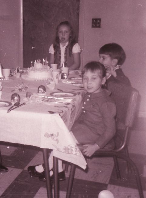 Leslie's 6th birthday, Johnny and Carol Gutteridge, Cynthia Rd. Kitchen
