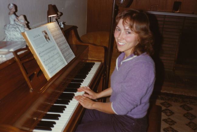 Leslie in 13 Cynthia Living Room Thanksgiving1989?
