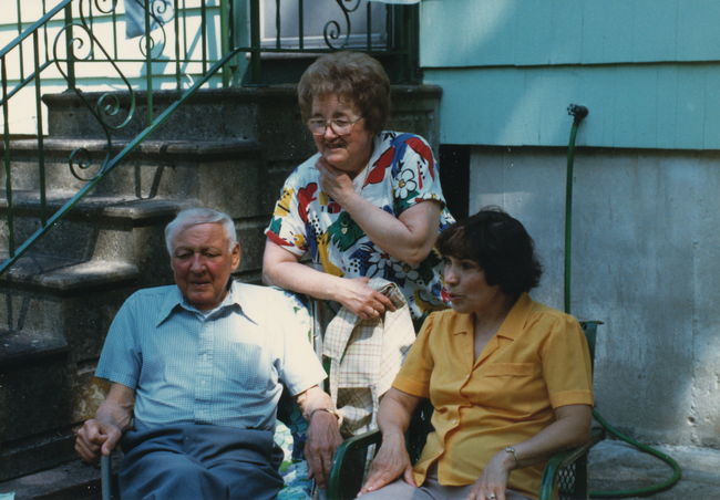 Ake, Gittel, Lynne, behind Gerzon's Washington St. house, ca 1985
