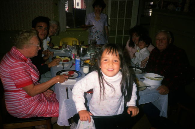 Jenny, Elsa, Jose, Signa, Lynne, Helen, Peter, Ake, Eliot dining room winter 1990
