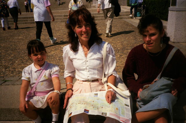 Jenny, Helen and Veronica at Lincoln Memorial
