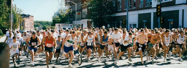 Start Dover Red's Shoe Barn 5 miler ca 1991 Paul in red singlet on left Peter just behind
