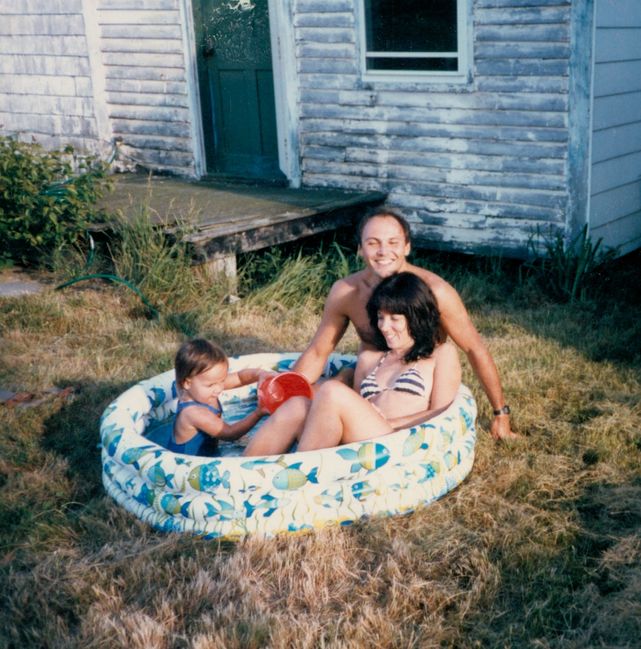 Paui,Helen, Jenny behind Barbersson ca 1985
